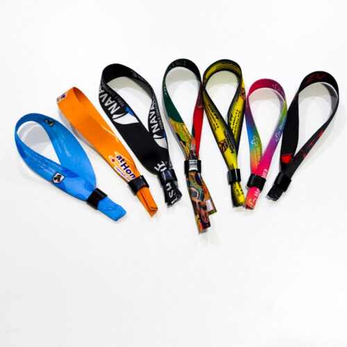 Pulseira de tecido personalizada em tecido fita acetinada com trava plástica