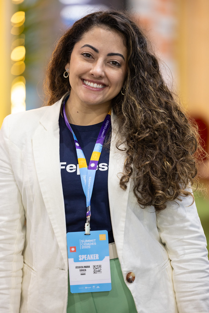 Mulher usando Credenciais personalizadas feita pela AlternativaCard para o Summit 2025