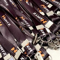 Tirantes de crachá da empresa Hertz